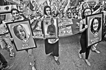 Suruç'ta ölen 3 can Gazi Cemevi'nde toprağa verildi